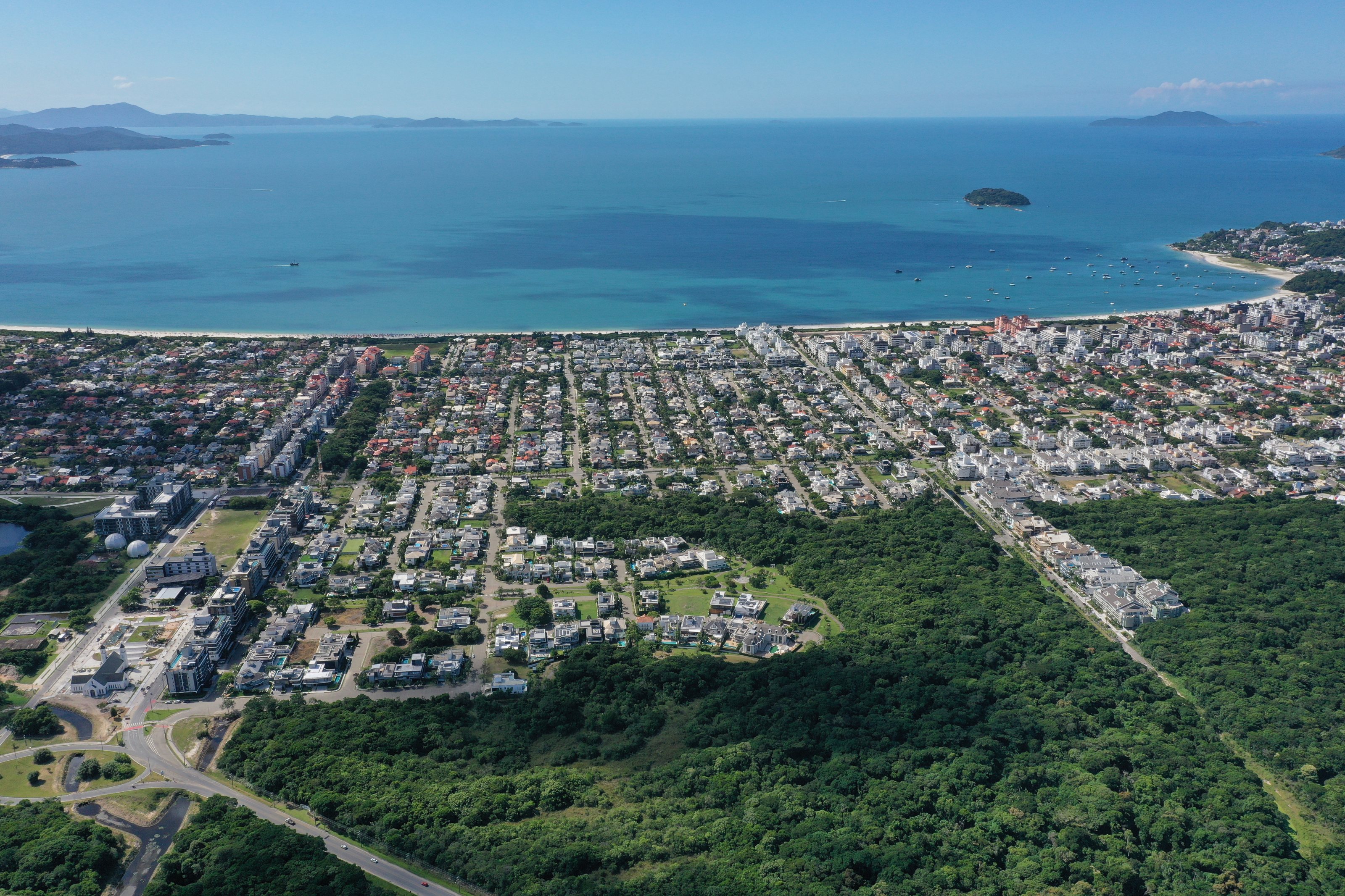 Jurerê Internacional visto do alto: as ruas do bairro entre as áreas verdes