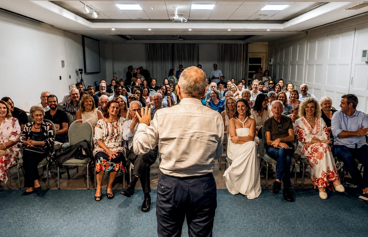 Plateia reunida em evento cultural promovido pela AJIN