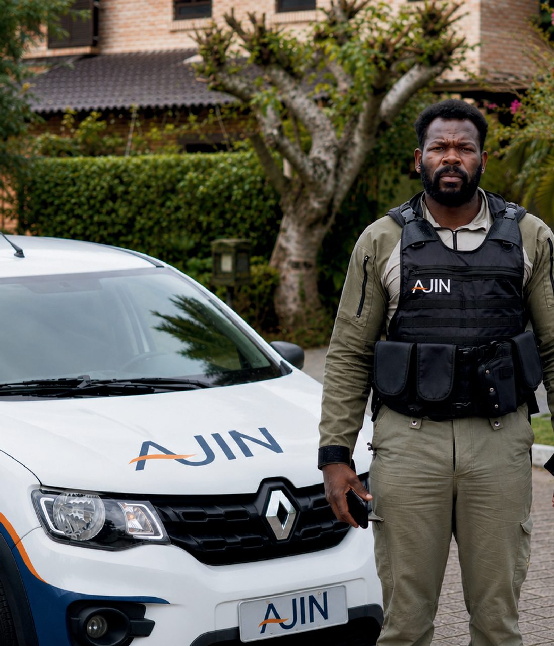 Agente da segurança da AJIN ao lado da viatura